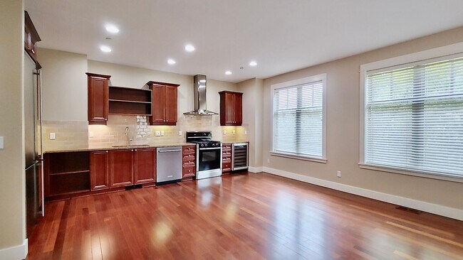 Building Photo - Luxury 3 Bedroom Townhome in Lake Oswego’s...
