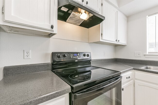 Building Photo - 2203 Riverford Dr