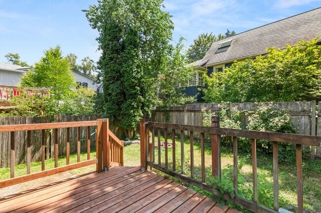 Building Photo - Spacious 3 bedroom, 1 Bath House in Inner SE Portland - Everything Right at Your Doorstep!