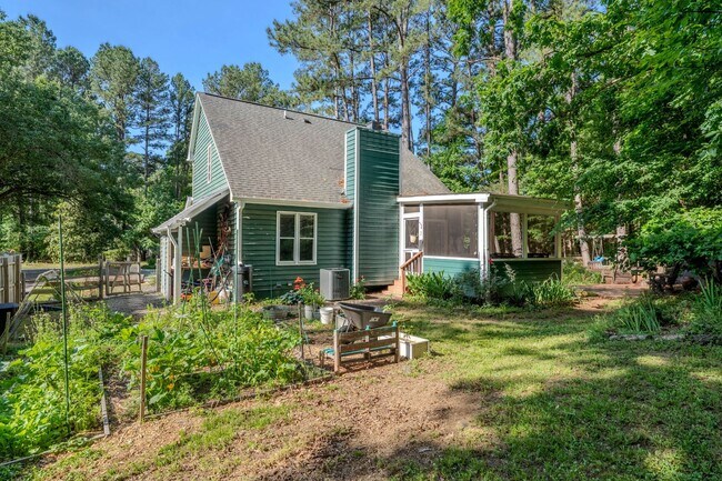 Building Photo - Charming 3br 2ba Saltbox Home in Peaceful,...