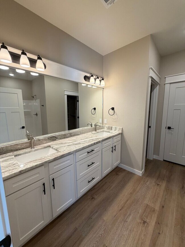 Building Photo - 3 Bed | 2 Bath House | Fridge will be add upon move in.