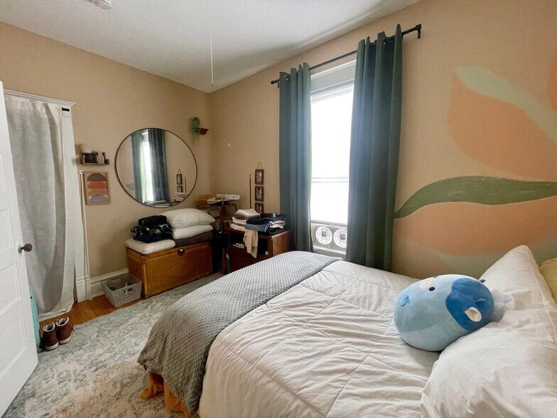 Building Photo - 601 NE Main St