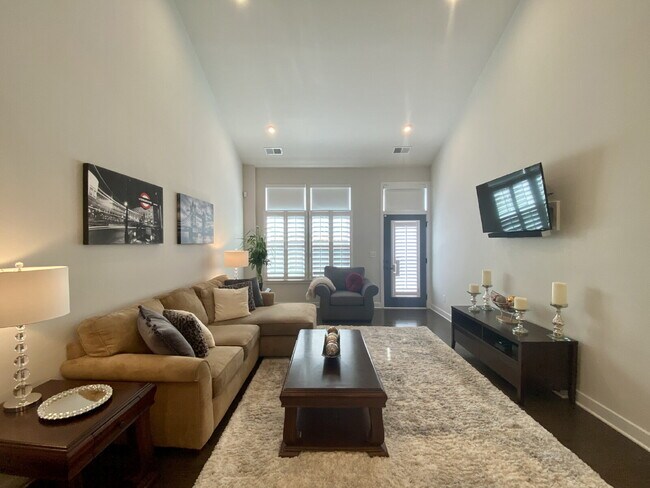 Building Photo - GORGEOUS TOWNHOME IN SOUTH PARK