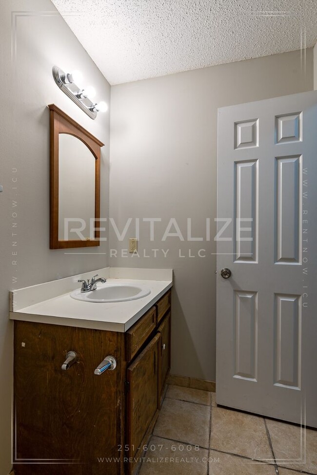 Building Photo - 3 Bed/2 Bath Home on Corner Lot!