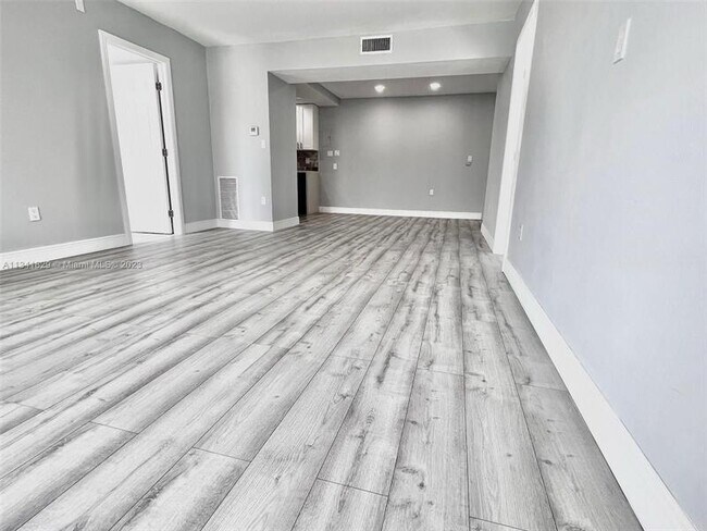 Building Photo - 4174 Inverrary Dr