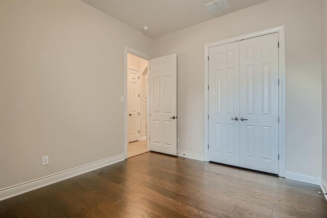 Building Photo - 400 Entrada Way