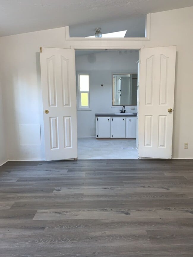 Building Photo - Smart Living, Smart Choice - manufactured 3bd/2Ba home w/detached garage!