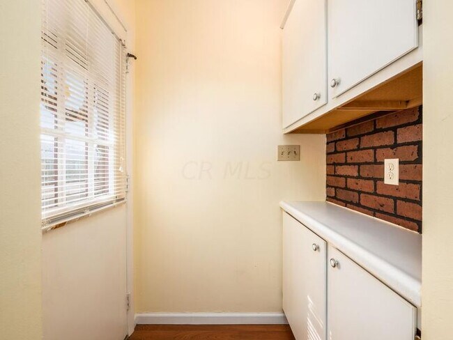 Building Photo - 2324 Woodbrook Cir N