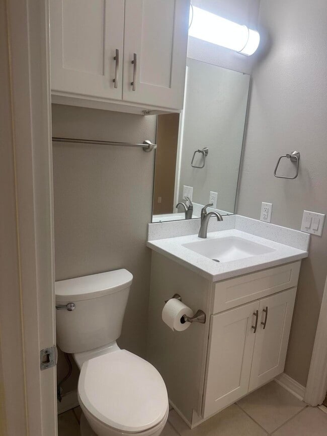 Building Photo - 2703 Bay Club Dr
