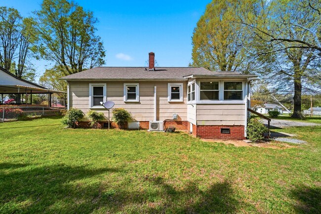 Building Photo - Charming 2BR Ranch with Spacious Yard & Ample Parking