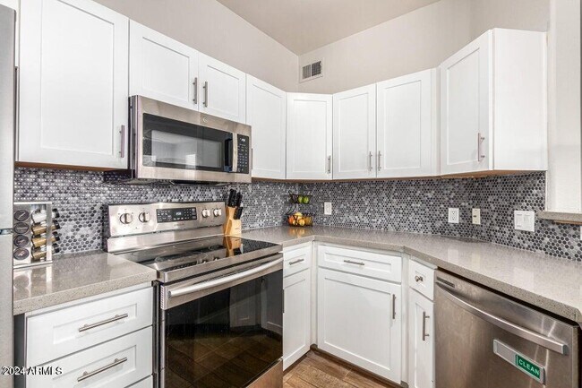 Building Photo - 9550 E Thunderbird Rd