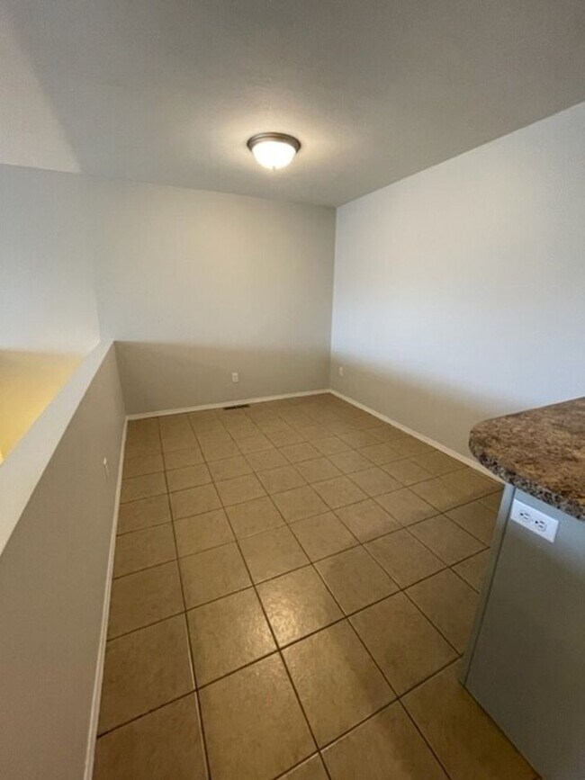 Building Photo - 4 Bedroom Walk out Basement Duplex in Ozark!