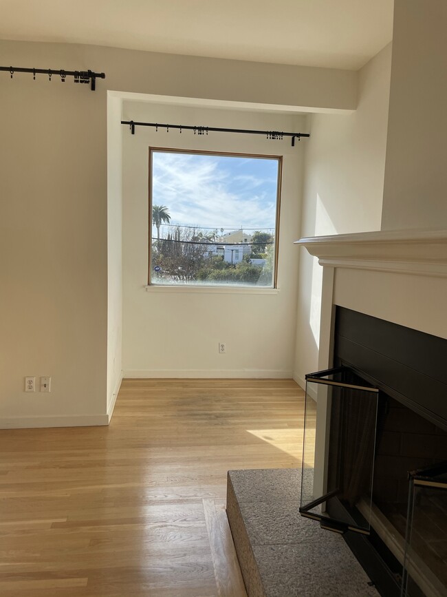 Desk Nook with Views - 2545 6th St