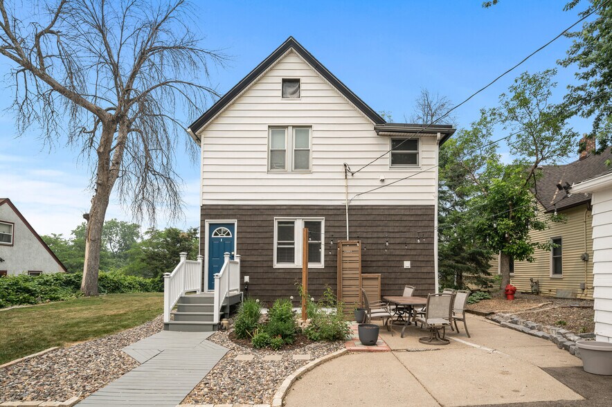 Building Photo - 422 Lawson Ave W