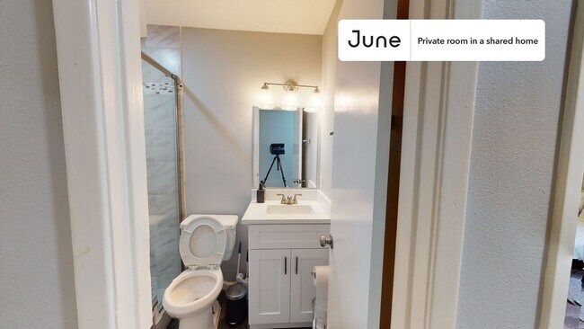 Building Photo - Private bedroom in 3 bed/2 bath Home