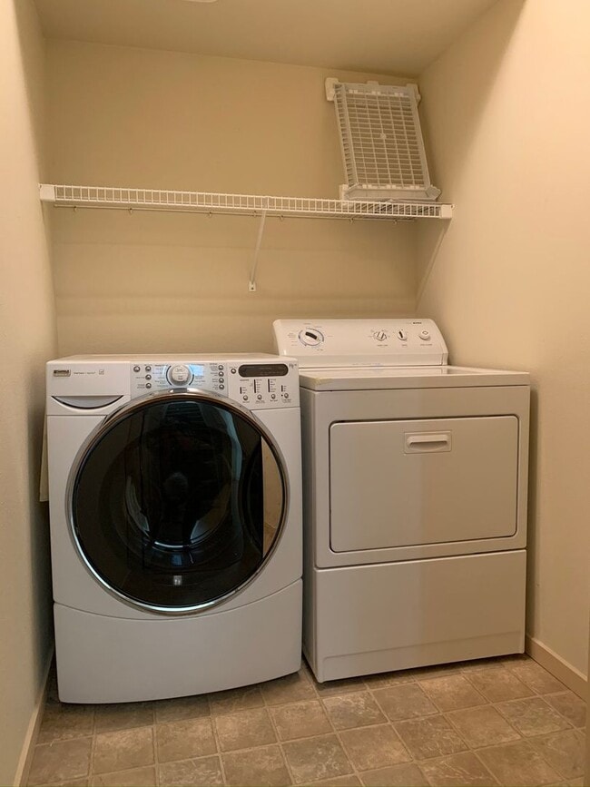 Building Photo - 3 Bedroom 2.5 Bath Issaquah Townhouse