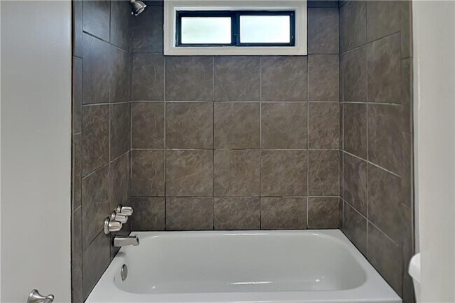 Building Photo - 4006 Maxanne Dr NW