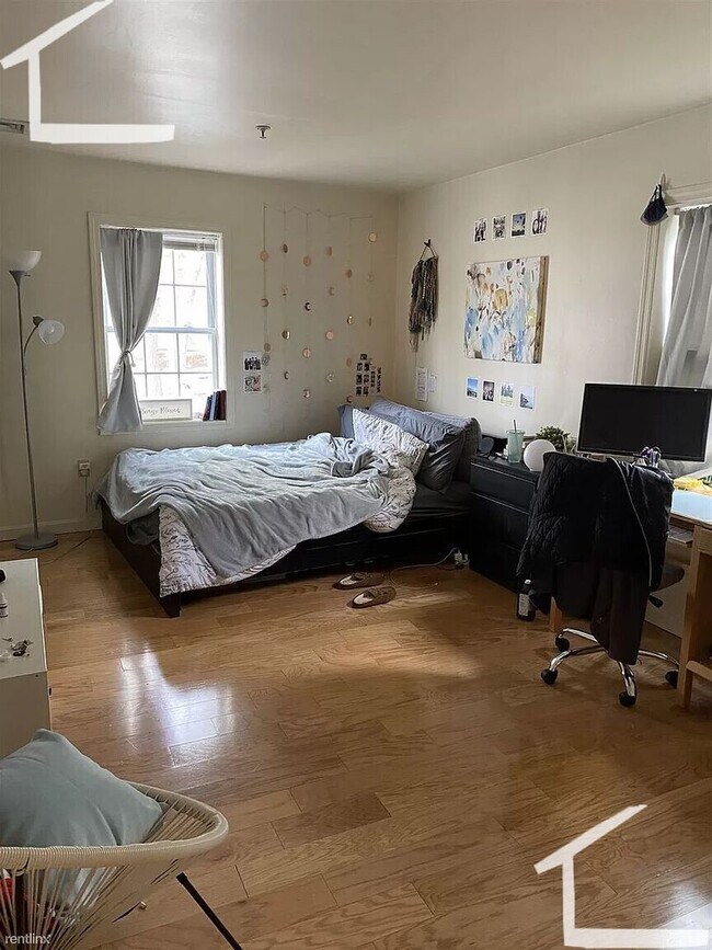 Building Photo - Modern Triplex Apartment with 1 Parking Included.  Conveniently Located.  NO FEE
