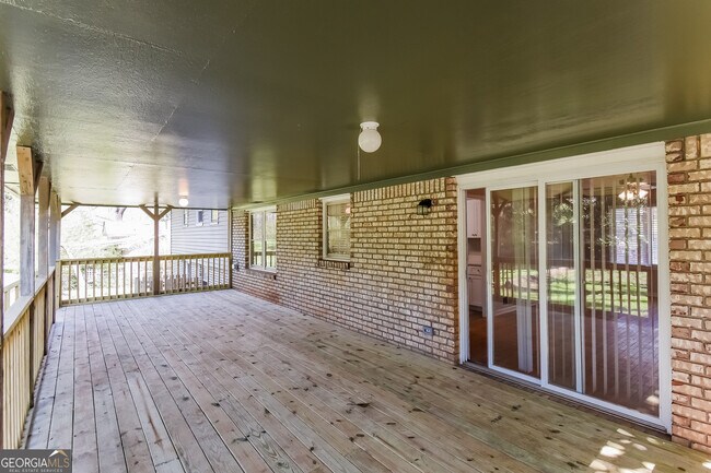 Building Photo - 5613 Woodland Dr
