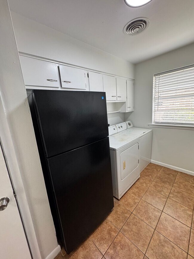 Building Photo - 6467 Park Manor Dr