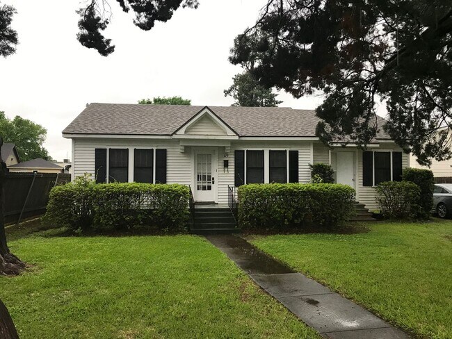 Building Photo - 119 St Julien Ave