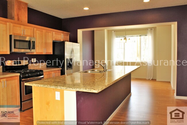 Building Photo - Urban 3 BR / 3.5 BA + Bonus Loft, Townhous...