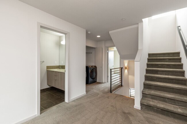 Building Photo - Stylish 3 BR/ 2/5 BA townhouse in Seattle