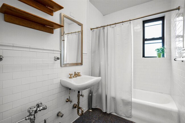 Building Photo - 412 Munro Ave