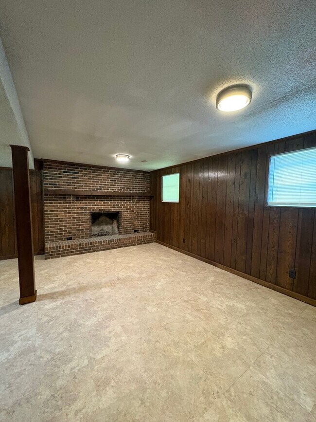 Building Photo - 3 Bedroom 2.5 Bath House