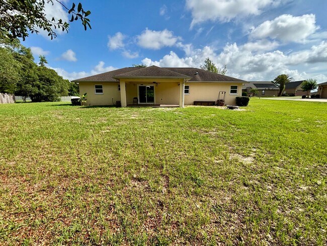 Building Photo - Emerald Point - Southwest Ocala | 3/2 1577 sqft