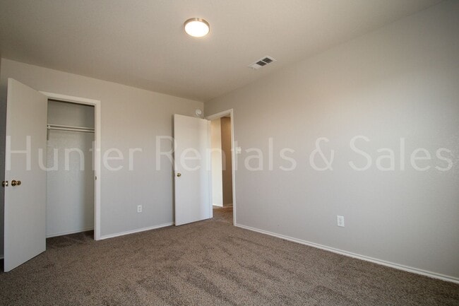 Building Photo - Spacious!