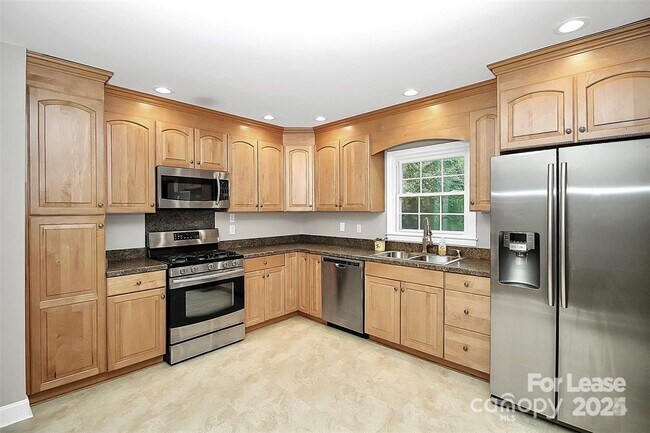 Building Photo - 6908 Lancer Dr