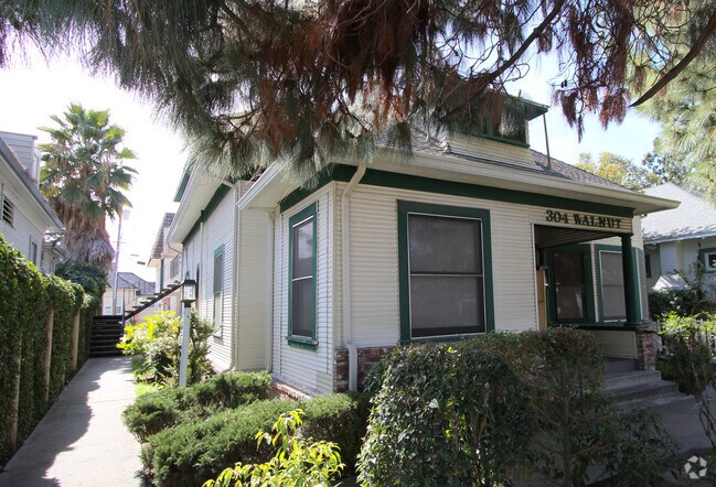 Building Photo - 304 W Walnut St