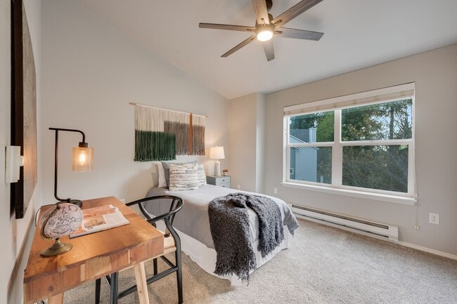 Building Photo - 2 bd 1.75 bath Lynnwood Townhome  availabl...
