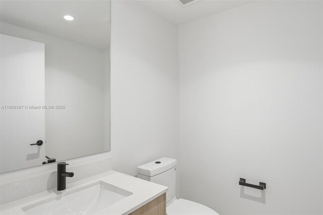 Building Photo - 3900 Alton Rd