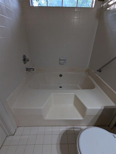 Building Photo - 557 Forest Ridge Ct