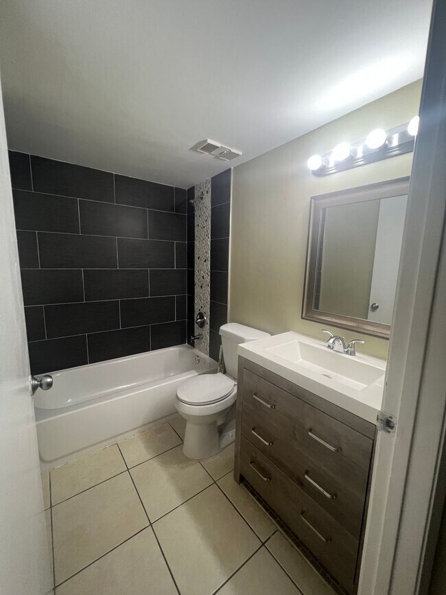 Building Photo - 2Bed / 2 Bath