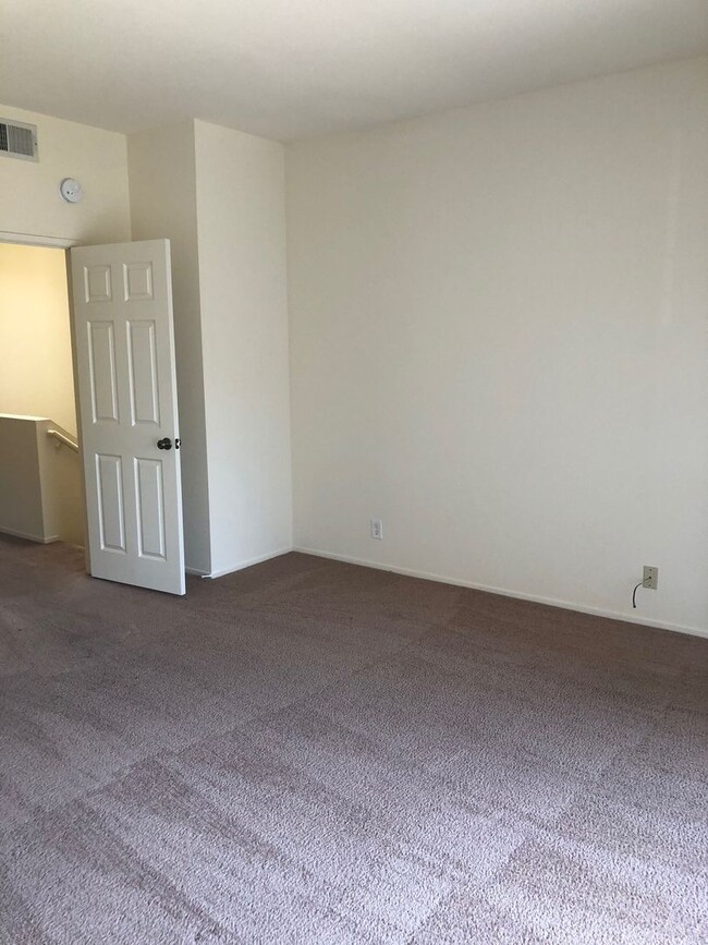 Building Photo - Spacious 3 BR Condo Located in Heart of UT...