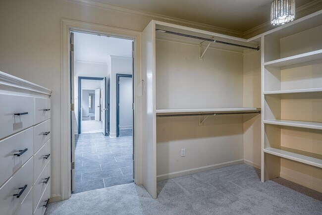 Building Photo - 482 E Racquet Club Pl