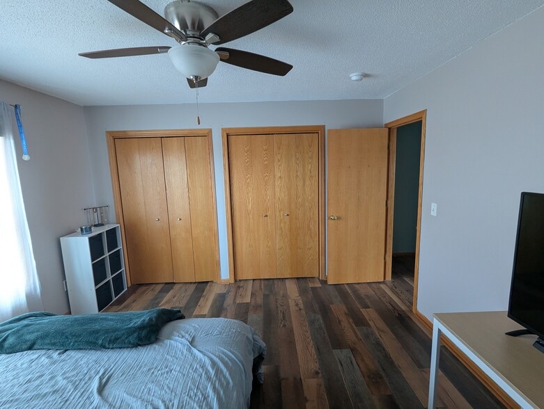 Master bedroom Closets - 6186 S Pointe Dr SW