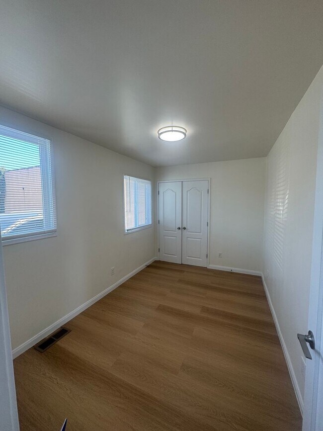 Building Photo - Newly Renovated 2 Bedroom, on San Pablo Av...