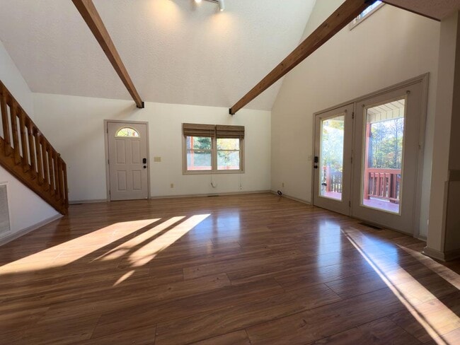Building Photo - 450 Rhododendron Ln