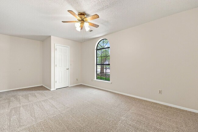 Building Photo - Spacious 3 Bed, 2 Bath Home with Fenced Backyard on Fayetteville's East Side