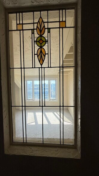 Window - 528 E Glover Ave