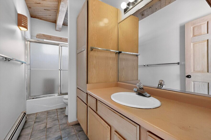 guest/children's bath - 1115 Roadrunner Ln NW