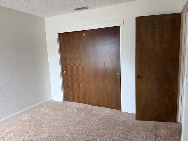 Building Photo - 1670 Sqft. 3 Bedroom, 2 Bath Gated Townhome for Rent in Citrus Heights.