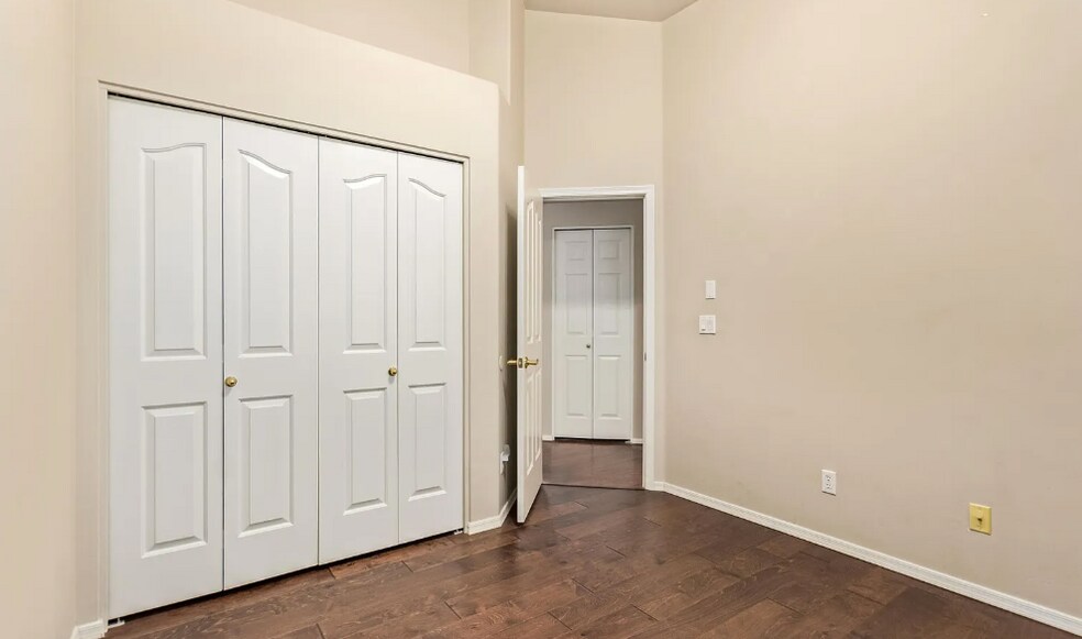 Building Photo - 517 S Paradise Dr