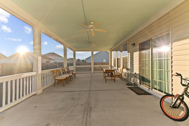 Building Photo - 3 BD 2.5 BA | Charming Home