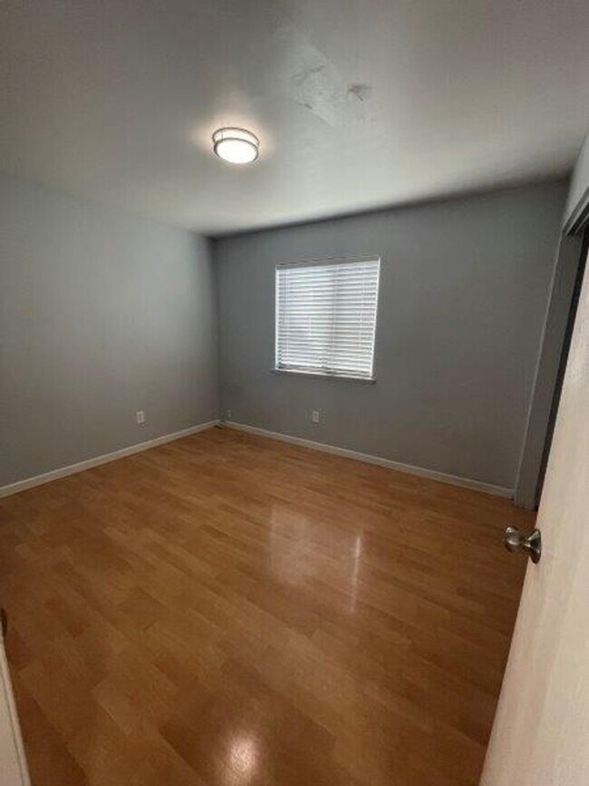 Building Photo - Gorgeous 3 Bedroom1/2 Plex in Elk Grove