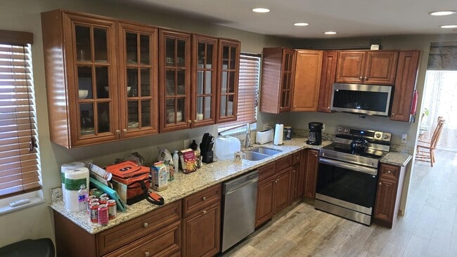 Building Photo - 231 NE 20th Ave